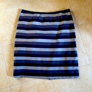 Trendy three colored gray skirt very well fitting